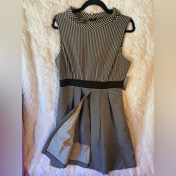 EVA MENDES for NEW YORK & COMPANY Freya Dress - Picture 4 of 6